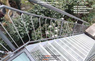 Wangentreppe, Gitterroststufen, Staketengeländer, Glasboden, Balkon,